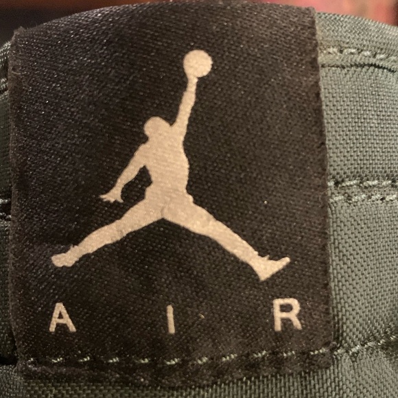 Nike Air Jordan 1 Retro Green - Picture 4 of 10